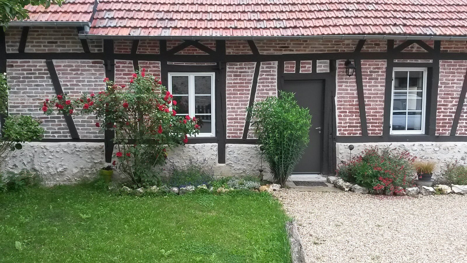 Flower-covered Normandy façade of Le Romarande