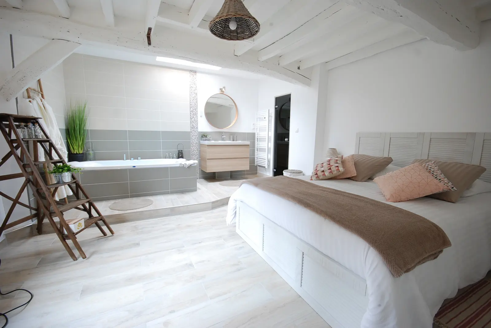 Chambre lumineuse avec lit king-size et baignoire au Romarande