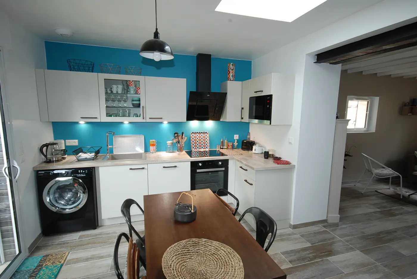Cuisine équipée blanche et bleue du gîte Le Romarande