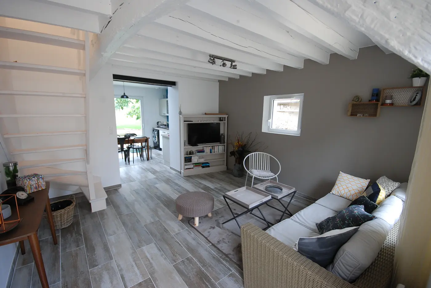 Salon lumineux et chaleureux du gîte Le Romarande