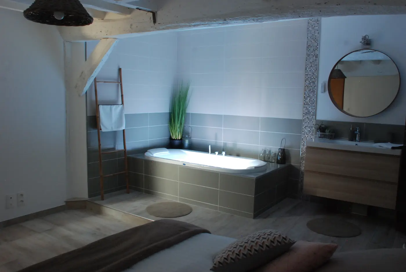 Baignoire et espace nuit du gîte Le Romarande