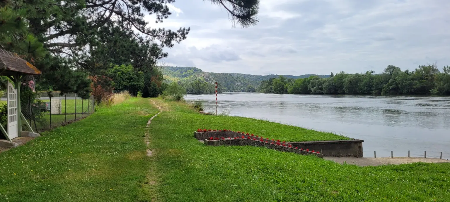 Chemin herbeux au bord de la Seine aux Andelys