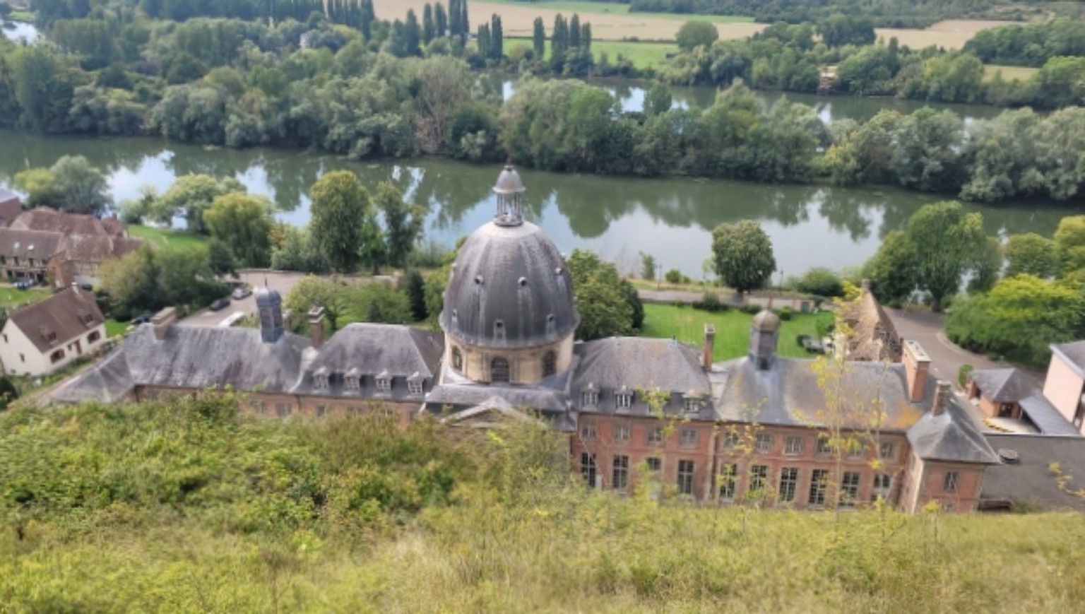 Coupole de l’ancien hôpital Saint-Jacques vue depuis le coteau