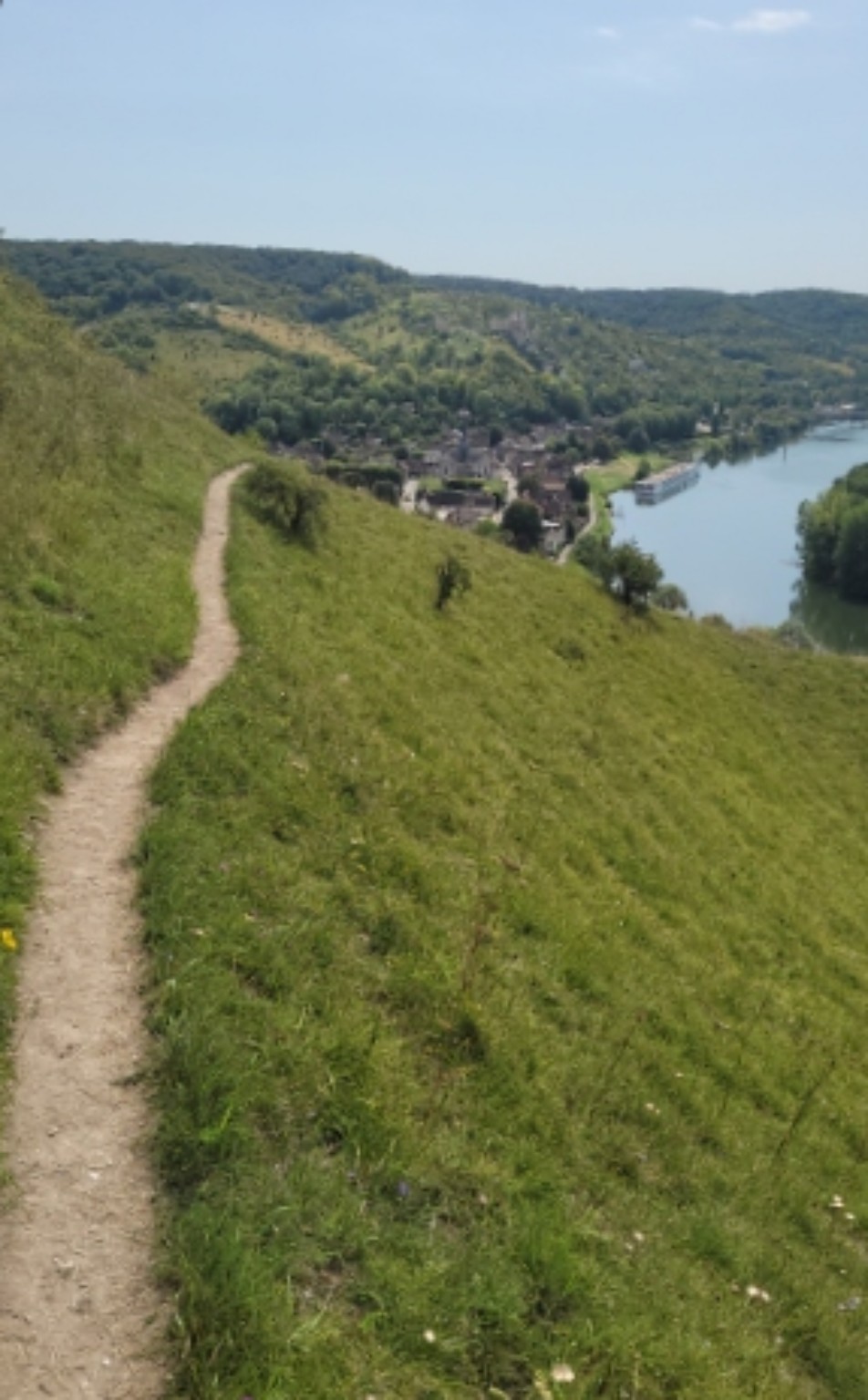 Sentier étroit sur le coteau dominant la Seine aux Andelys