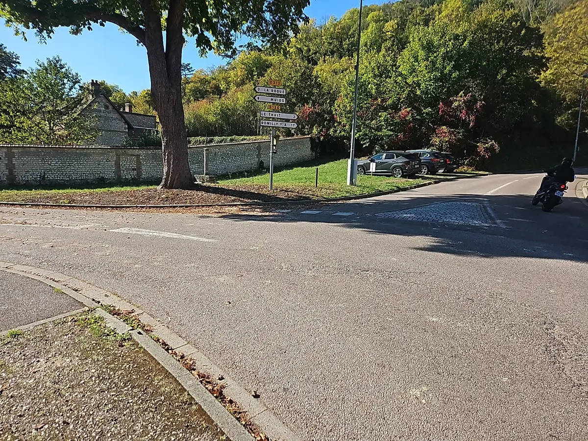 Road junction where the loop leaves the GR2 before reaching the Seine at Les Andelys