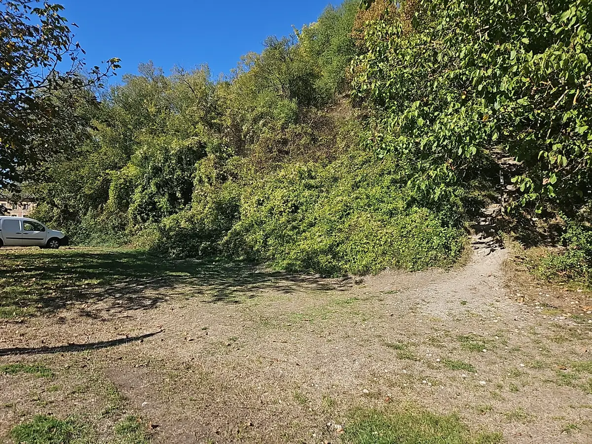 Small car park and the start of the hillside path at Les Andelys