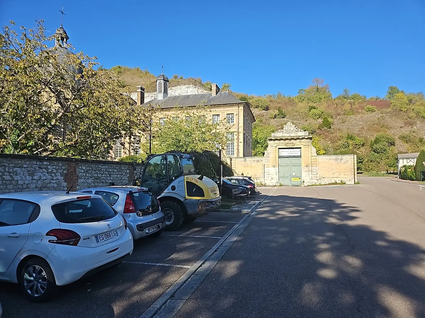 Former Saint-Jacques hospital and its entrance at the end of the loop
