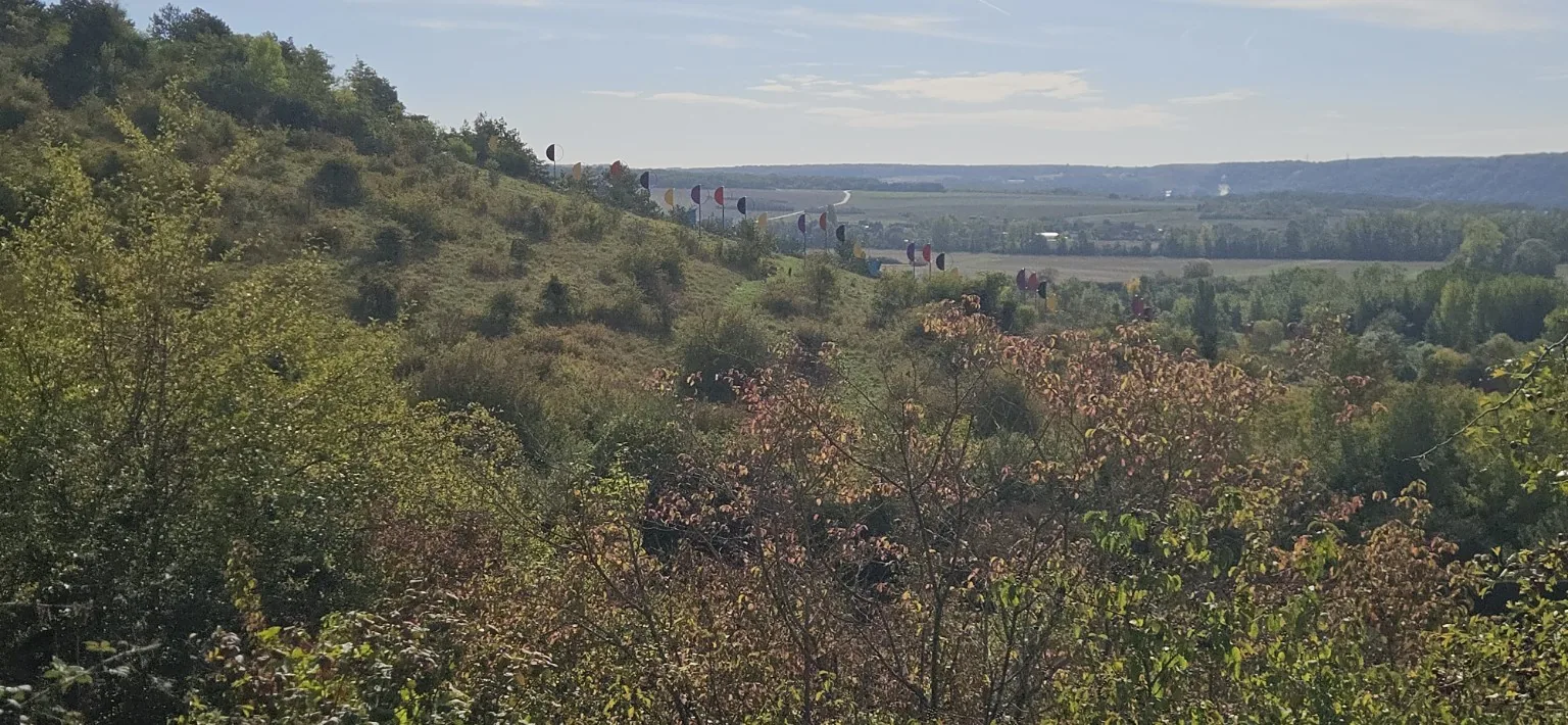 Coteau de Giverny avec les installations colorées de Daniel Buren dans le paysage