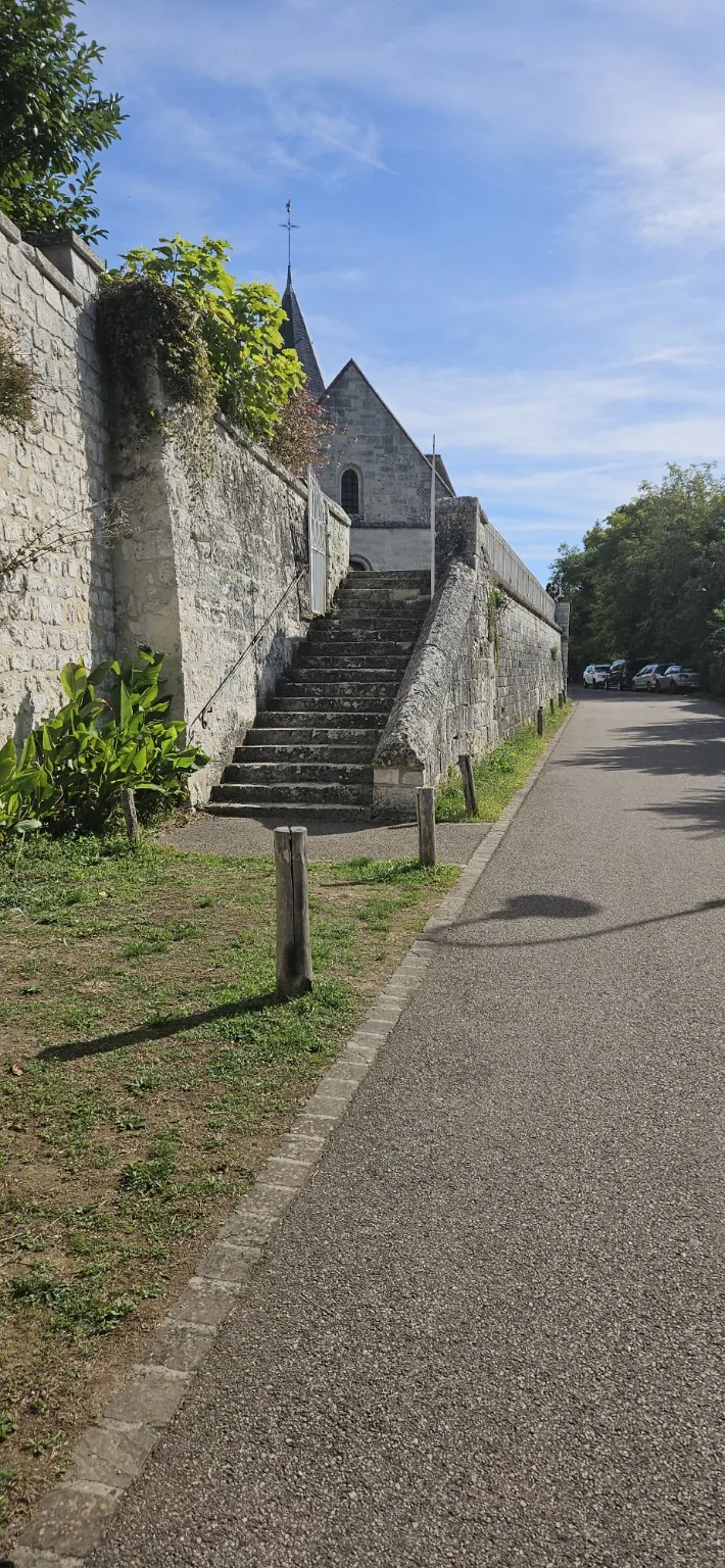 Rue et escaliers près de l’église Sainte-Radegonde à Giverny