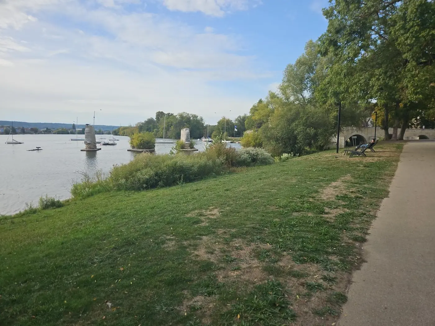 Promenade au bord de la Seine près du Vieux Moulin de Vernon