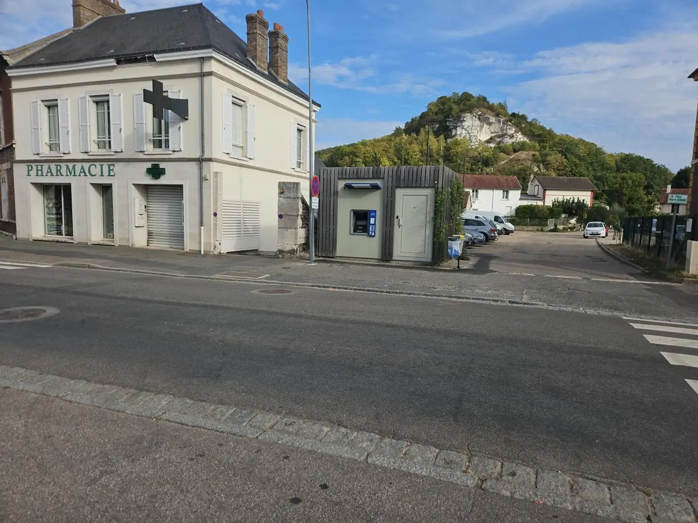 Pharmacie de Vernonnet avec le coteau à l’arrière-plan