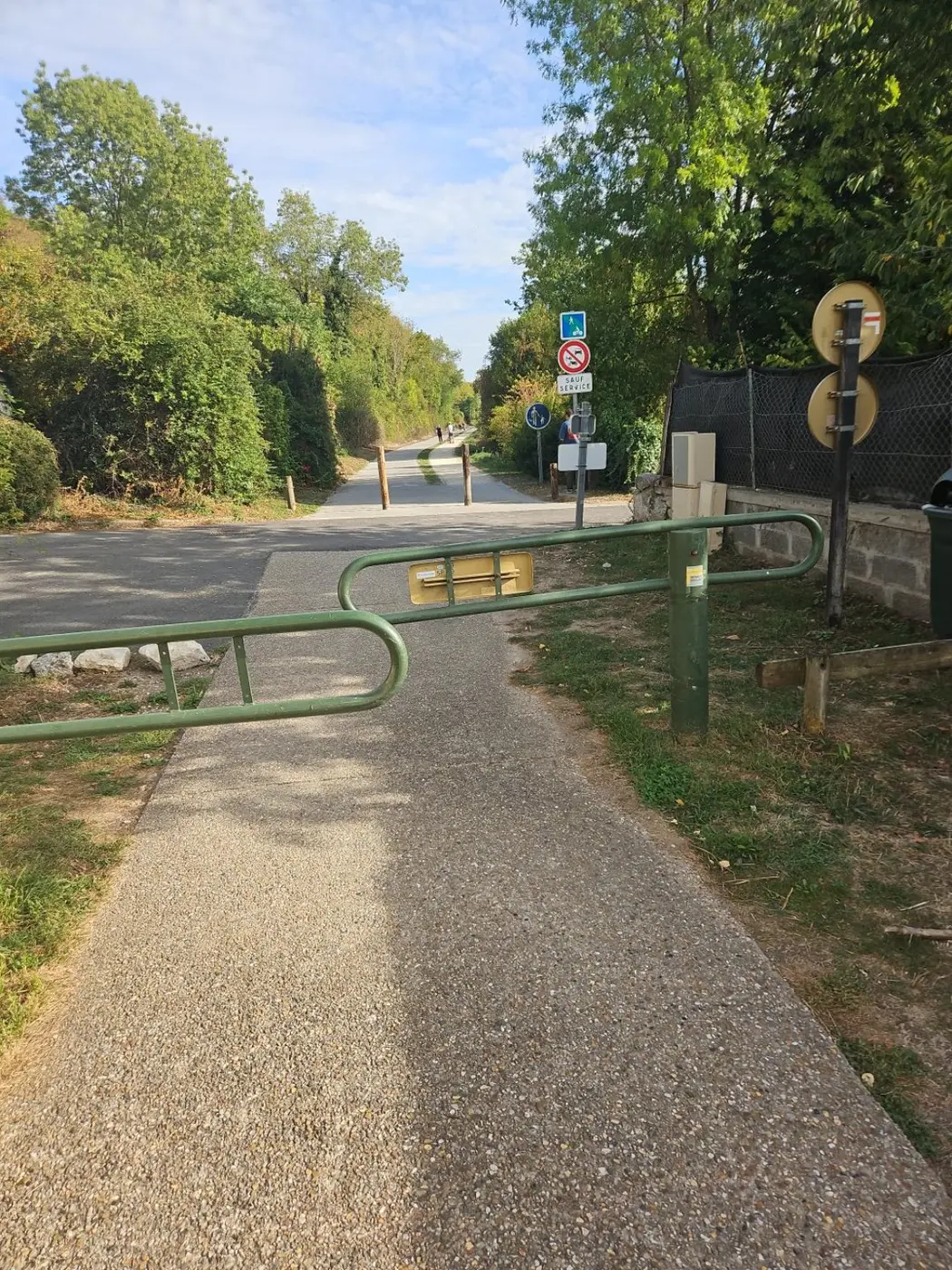Entrée de la voie verte réservée aux piétons et aux vélos