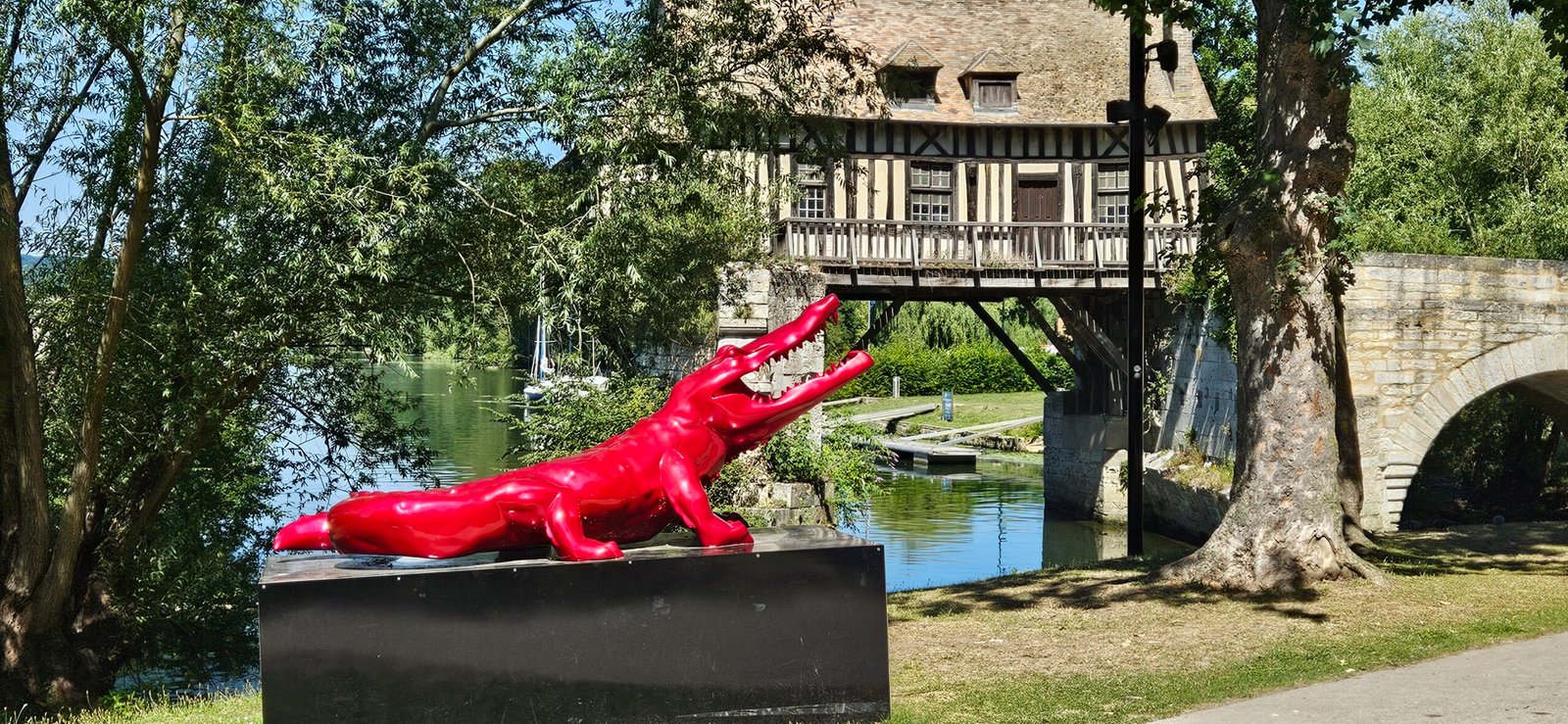 Crocodile flame Red de Richard Orlinski<br />
Exposition en bord de seine à Vernon Giverny
