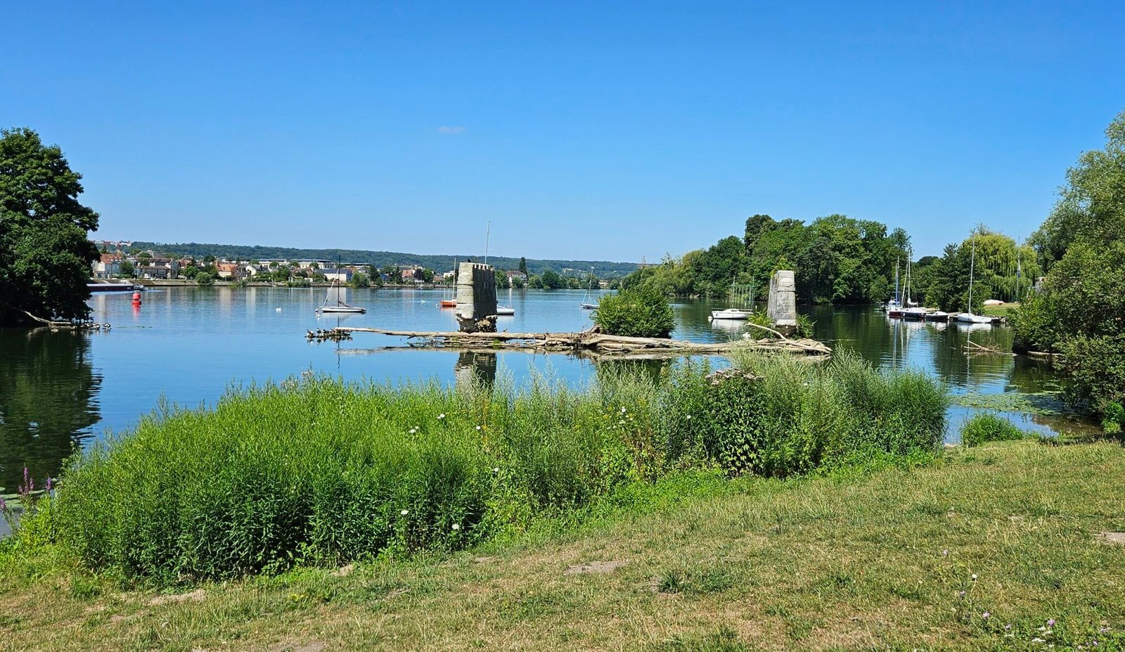 La seine à Vernon Giverny .L'ancien pont pont à proximité du moulin de Vernon